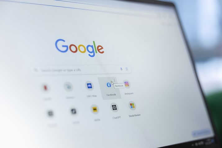 Pantalla de un ordenador portátil mostrando la página de inicio del navegador Google Chrome con accesos directos a sitios web comunes.