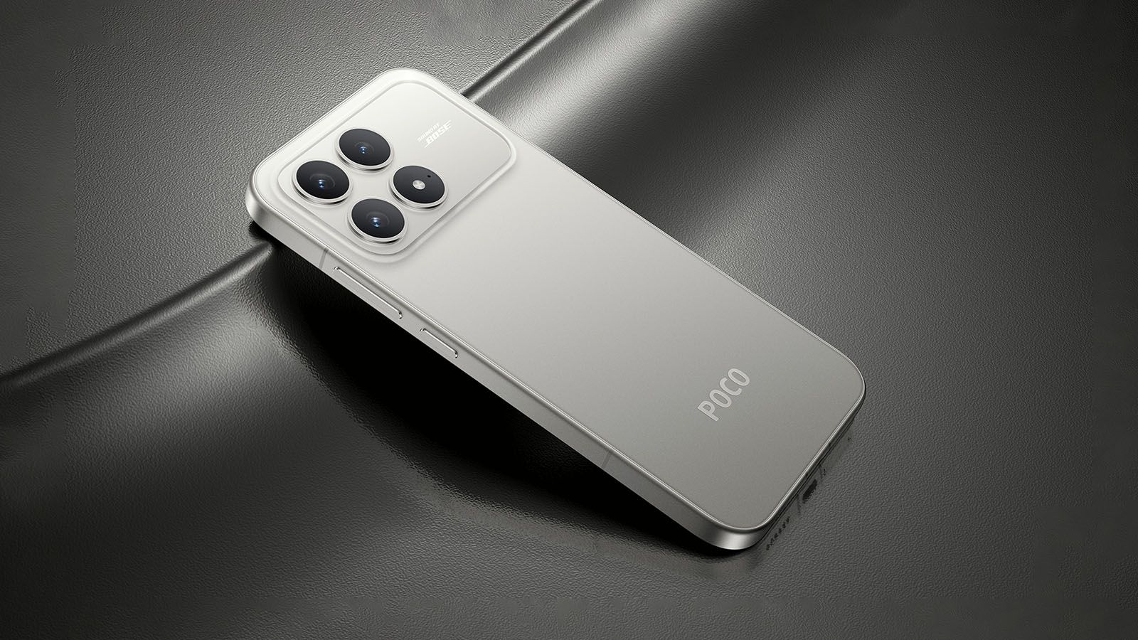 Parte trasera de un smartphone POCO de color plateado con un módulo de triple cámara trasera y flash, apoyado sobre una superficie negra con relieve.