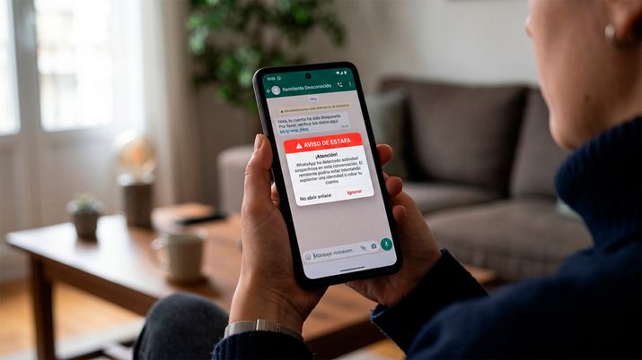Ilustración generada por inteligencia artificial que representa una alerta de estafa en la aplicación WhatsApp