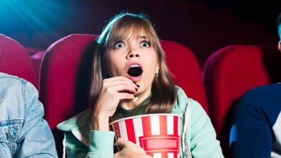 Una chica sorprendida en el cine