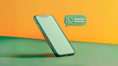 Móvil con la aplicación WhatsApp