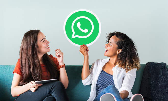 Dos personas usando WhatsApp