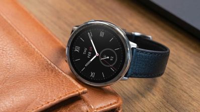 Reloj inteligente Amazfit Active 2 Round con esfera redonda en modo analógico apoyado sobre un accesorio de cuero marrón.