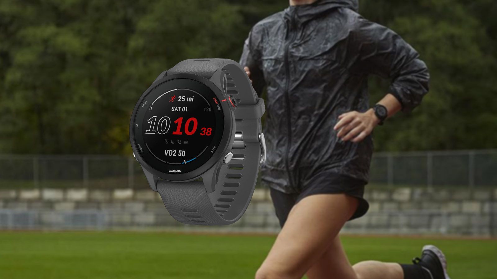 Reloj inteligente deportivo Garmin Forerunner 255 en primer plano con una persona corriendo de fondo en una pista de atletismo.