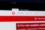 Primer plano de la página web de Vodafone abierta en un navegador donde se aprecia el logotipo y el menú de servicios de fibra y móvil.