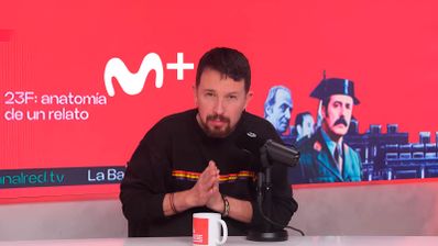 Pablo Iglesias en el plató de Canal Red durante el programa La Base con un fondo rojo de Movistar Plus