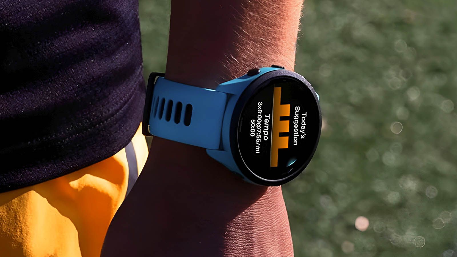 Reloj deportivo Garmin Forerunner 265 de color azul en la muñeca de un corredor mostrando una sugerencia de entrenamiento de ritmo.