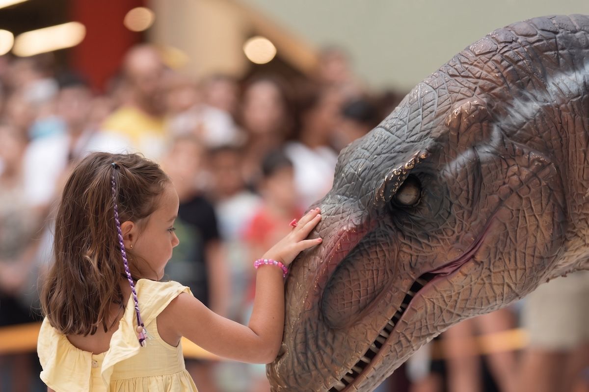 Niña con dinosaurio