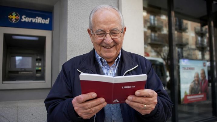 Un jubilado revisando su libreta