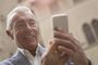 Un hombre feliz mirando su teléfono