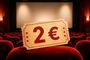 Entrada de cine antigua con el precio de 2 euros sobre el respaldo de una butaca roja en una sala vacía.