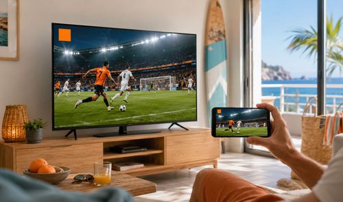 Televisor y teléfono móvil mostrando simultáneamente un partido de fútbol a través de la aplicación de Orange TV en un salón.