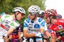 Pogacar con otros ciclistas