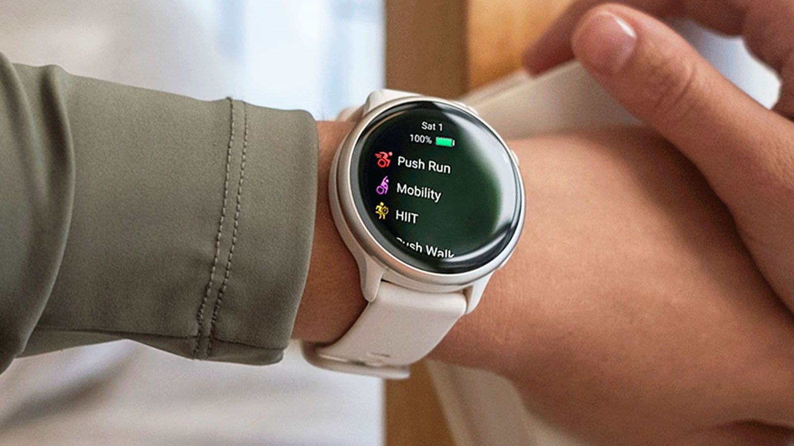 Reloj inteligente Garmin Vivoactive 6 en una muñeca mostrando el menú de actividades deportivas como HIIT y Push Run.