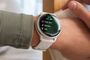 Reloj inteligente Garmin Vivoactive 6 en una muñeca mostrando el menú de actividades deportivas como HIIT y Push Run.