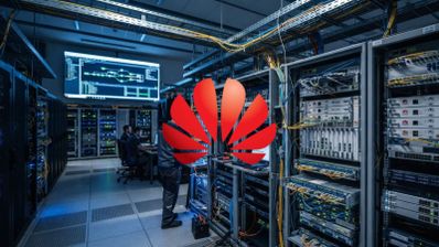 Logotipo rojo de Huawei superpuesto sobre la imagen de un centro de datos con racks de servidores y técnicos trabajando al fondo.