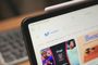 Primer plano de la página web de Movistar abierta en el navegador de una tablet.