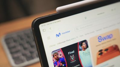 Primer plano de la página web de Movistar abierta en el navegador de una tablet.