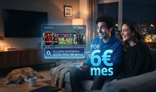 Pareja viendo televisión en el salón con una interfaz superpuesta de Movistar Plus+ y oferta para clientes de O2.