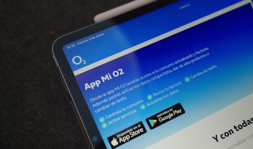 Detalle de la página web de O2 mostrando información sobre la aplicación móvil Mi O2 en una tableta.