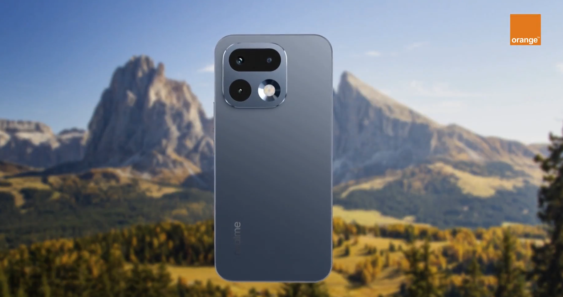 Parte trasera del realme 16 Pro en color gris con módulo de cámaras circular sobre fondo de montaña.