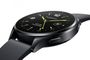 Primer plano lateral del Xiaomi Watch 2 con caja negra, correa de silicona y esfera analógica con detalles en verde fluorescente.