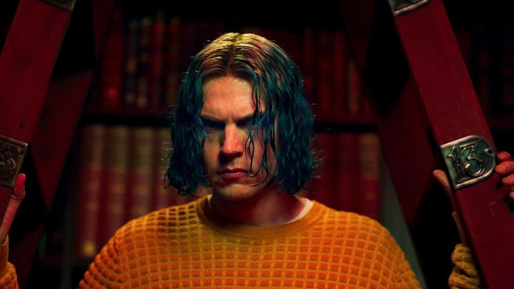 Evan Peters en una escena de American Horror Story 13