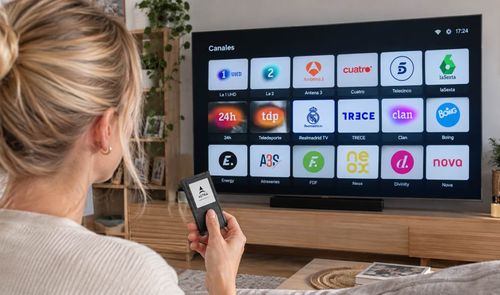 Una chica con el Módulo CAM de Astra TV