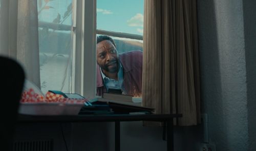 El protagonista de Backrooms en una escena de la película