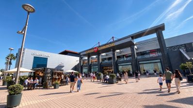 Fachada renovado del centro comercial N4