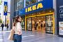 Una chica llegando a Ikea
