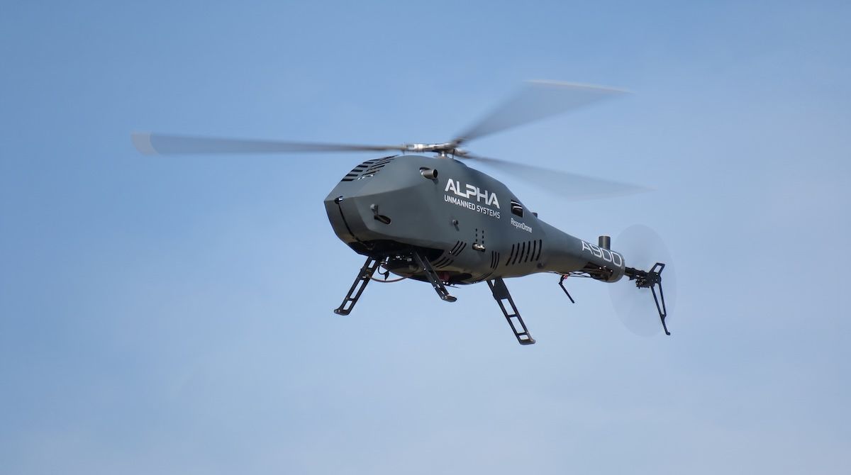 Vista lateral del helicóptero no tripulado Alpha A900 con rotor principal, mostrando su diseño compacto y puntos de anclaje