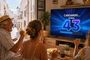 Una familia viendo la tele