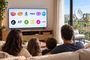 Familia viendo Astra TV
