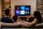 Familia viendo contenido en streaming