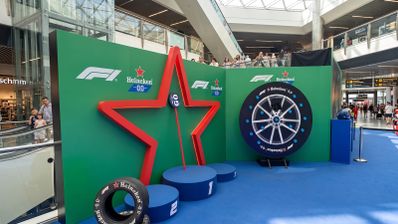 Vista general del espacio Heineken 0.0 Paddock en el centro comercial La Vaguada de Madrid, con simuladores de conducción y decoración de Fórmula 1