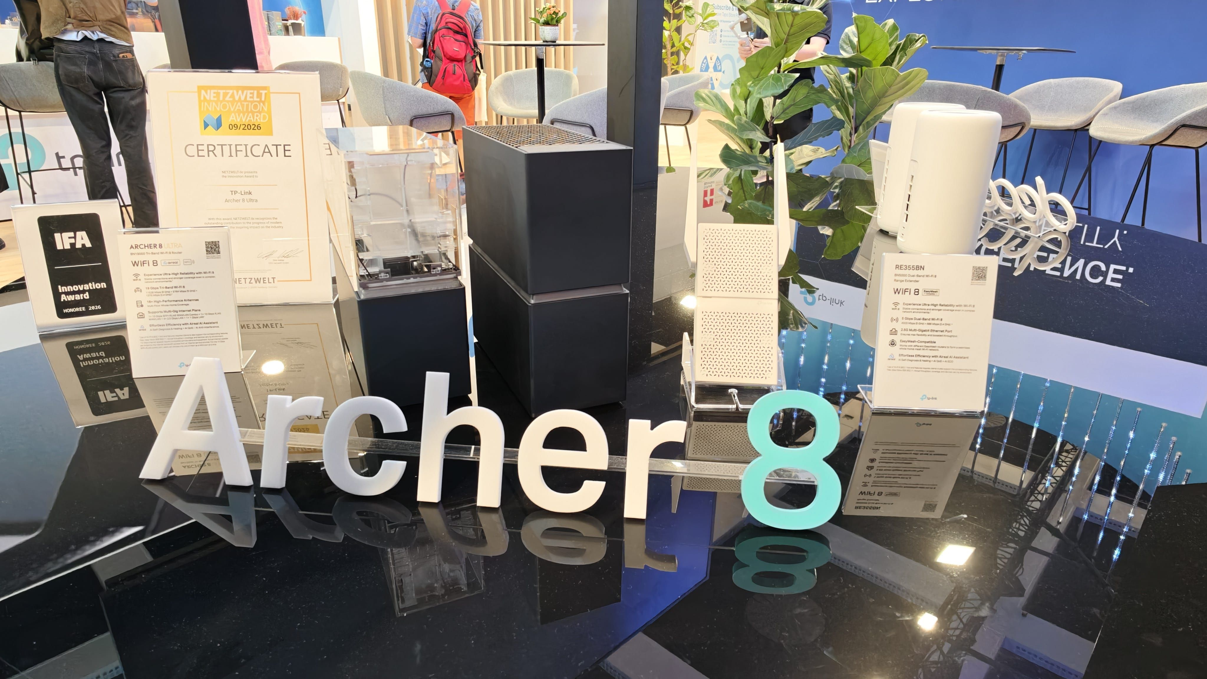 Expositores con routers TP-Link Archer en un stand de la feria IFA.