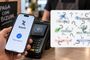Teléfono móvil con la aplicación Bizum mostrando un pago realizado sobre un datáfono en un comercio.