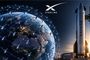 Ilustración de la Tierra rodeada por una red de satélites Starlink junto al cohete SpaceX Starship en la plataforma de lanzamiento.