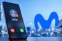 Smartphone mostrando una llamada entrante del número 1004 sobre un fondo con el logotipo de Movistar y antenas de telecomunicaciones.