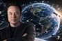 Elon Musk frente a una recreación del planeta Tierra rodeado por una red de satélites en órbita.