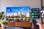 Televisor sintonizando La 1 UHD con infografía sobre compatibilidad DVB-T2 y HEVC.