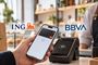 Pago con móvil mediante tecnología NFC en un terminal de punto de venta con logotipos de ING y BBVA.
