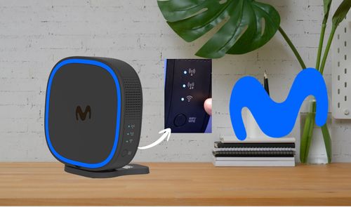 Amplificador WiFi 7 de Movistar sobre una mesa de madera con detalle de los indicadores LED laterales.