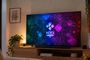 Televisor en un salón mostrando el logotipo de Kodi sobre un fondo de código informático, identificado como 29T110720.