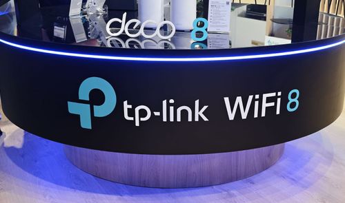 Mostrador de exposición de TP-Link con rótulos de WiFi 8 y la gama Deco.