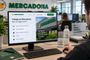 Persona frente a un ordenador que muestra el portal de empleo de Mercadona en una oficina corporativa.