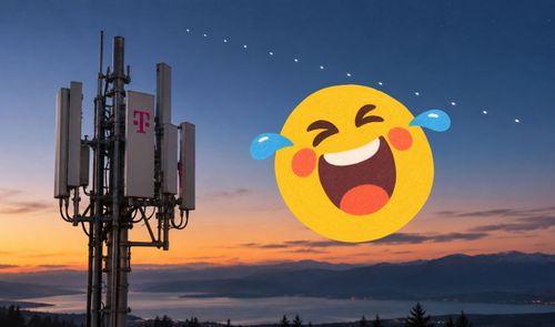 Antena de telefonía móvil de T-Mobile junto a un emoji de risa y una línea de satélites en el cielo nocturno.