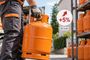 Repartidor transportando una bombona de butano naranja con un gráfico superpuesto de subida de precio del 5% fechado el 15 de septiembre.