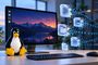 Ilustración del pingüino Tux junto a un monitor con escritorio Linux y archivos digitales flotando.
